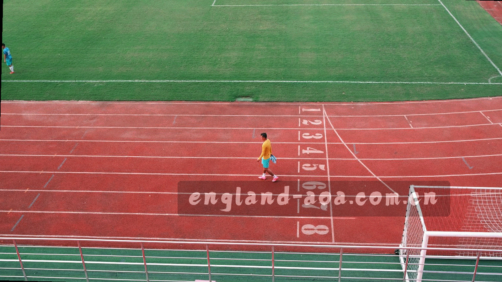 夜间球场外墙与入口灯光，通道向看台深处延伸